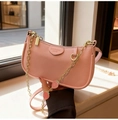 Bolso de hombro rosa en cuero granulado con colgante de fresa y cadena dorada de moda - Rosa