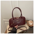 Bolso de mano Boston granate de cuero sintético con cremallera dorada y hebilla metálica - Rojo