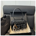 Sac Boston en cuir noir brillant avec nœuds papillon et breloque en perles - Avec Pendentif / Noir