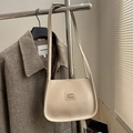 Bolso de hombro chic en cuero beige con logo metálico para mujer estilo moderno - Caqui
