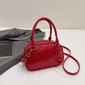 Elegante borsa baguette rossa in ecopelle con doppio manico e tracolla regolabile - Rosso (Senza Ciondolo)