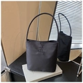 Elegante schwarze Nylon-Beuteltasche mit Hope and Future Stickerei und schmalen Griffen - Schwarz