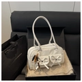 Sac Boston rétro blanc brillant avec détails de nœuds et breloque en perles de bois - Avec Pendentif / Blanc
