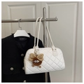 Detail van witte gewatteerde bowlingtas met een schattige bruine pluchen monster hanger - Wit