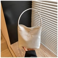 Detail der Hope and Future Stickerei auf cremeweißer Satin-Schultertasche mit Seidentextur - Weiß