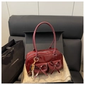 Sac Boston bordeaux en similicuir brillant avec détails nœuds et pendentif perlé - Avec Pendentif / Rouge