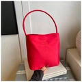 Detailaufnahme einer roten Beuteltasche aus Nylon mit Hope and Future Stickerei - Rot