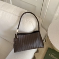 Bolso de hombro trenzado marrón oscuro con diseño de cuadros y un estilo minimalista - Marrón