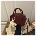 Sac à main bordeaux en similicuir avec chaîne de perles blanches et charme de toast - Rouge (Avec Charme)