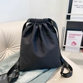 Mochila de nailon negro resistente al agua con cordón y correas anchas ajustables - Negro