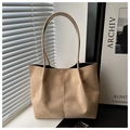 Dettaglio della borsa tote minimalista in pelle scamosciata beige con spalline sottili - Cachi
