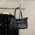 Glänzende schwarze Shopper-Tasche aus Ölwachs-Leder mit edler Goldschnalle und Trageriemen - Schwarz