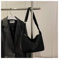 Detailansicht der schwarzen Hobo-Tasche mit Leopardenmuster und breitem Gurt - Schwarz