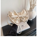 Borsa a spalla bianco crema con fiocco grande, catena di perle e dettagli floreali - Bianco