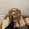 Brauner Vintage-Rucksack aus Wildleder-Optik mit Lederriemen und süßem Bärenanhänger - Mit Teddybär-Anhänger / Braun mit Anhänger