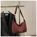 Detail der burgunderfarbenen Nylon-Halbmondtasche mit Leopardenmuster am Ständer - Rot