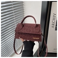 Detailansicht der weinroten Tasche mit Leopardenmuster, Wildleder und goldenem Logo - Burgunderrot