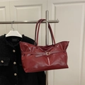 Große Retro-Tragetasche aus Ölwachs-Leder in Dunkelrot mit goldener Schnalle für Damen - Rot