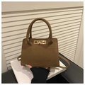 Detailansicht der braunen Wildlederhandtasche mit goldenem Drehverschluss und Schultergurt - Khaki