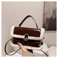 Bruine baguette-tas van kunstleer met beige lamsvacht rand en gouden draaisluiting - koffiekleur