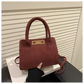 Detailansicht der ziegelroten Wildleder-Tasche mit goldenem Metallschloss und Trageriemen - Rot