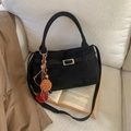 Borsa tote nera opaca con finitura in velluto, fibbia in metallo e ciondolo a nappa - Con Ciondolo / Nero