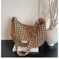 Gros plan du sac en tweed à carreaux avec sangle réglable et étiquette power off - Jaune