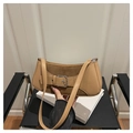 Nahaufnahme der khakifarbenen Schultertasche mit Kunstleder und Wildledertextur - Khaki