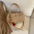 Borsa tote in camoscio kaki con fibbia in metallo e ciondoli con pompon morbidi - Con Ciondolo / Cachi