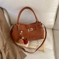 Borsa tote in camoscio marrone con fibbia e ciondolo in peluche per look autunno inverno - Con Ciondolo / Marrone