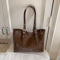Detail einer braunen Vintage-Tragetasche mit Retro-Waschstruktur und Silberschnalle - Kaffeebraun