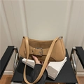 Grote camel baguette schoudertas met leer-suède patchwork en metalen gesp - Khaki