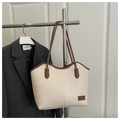 Primer plano de bolso tote crema con asas marrones en contraste y parche de logo - Blanco