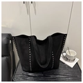 Vista dettagliata della borsa tote nera con borchie in metallo argentato su pelle scamosciata - Nero