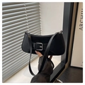 Detail der schwarzen Leder-Unterarmtasche mit silberner Metallschnalle und Retro-Design - Schwarz