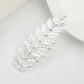 Elegante zilveren bladvormige haaraccessoire met gepolijste afwerking op wit - Zilver