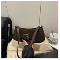 Detailansicht der dunkelbraunen Handtasche aus Wildleder und Leder mit silberner Schnalle - Kaffeebraun
