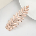 Elegante roségouden metalen blad haaraccessoire met textuur op witte achtergrond - Roségoud