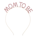 Détail du lettrage MOM TO BE en strass roses sur un serre-tête en métal doré de fête - Rose