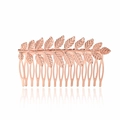 Detailopname van roségouden bladvormige bruidshaarkam met verfijnde metalen textuur - Roségoud