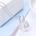 Dettaglio macro del ciondolo a sfera d'argento traforato con motivo floreale e zircone - Medaglione Sferico Traforato (Include 5 Palline di Cotone 1 Pietra Lavica) / Argento