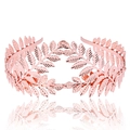 Dettaglio macro della tiara a foglia oro rosa che mostra texture metalliche e riflessi - Oro rosa