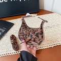 Mini borsa a mezzaluna leopardata con fiocchi in pelle e manico in pizzo sul tavolo - Stampa leopardata marrone