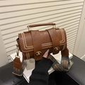 Bolso bandolera retro marrón oscuro con tachuelas doradas y correa de estilo étnico - Con Colgante / Marrón