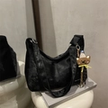 Borsa tote nera testurizzata in stile vintage con ciondolo a forma di orsetto - Con Ciondolo / Nero