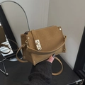 Bolso bandolera cuadrado pequeño de cuero esmerilado marrón con cierre de metal - Marrón
