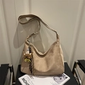 Borsa a tracolla kaki in camoscio capiente con ciondolo a orso e tracolla - Con Ciondolo / Cachi