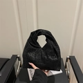 Elegante borsa nera con motivo leopardato, manico a nodo e raffinata forma a mezzaluna - Nero
