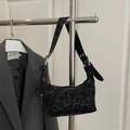 Schicke Schultertasche mit schwarzem Leopardenmuster, breitem Riemen und Silberbeschlägen - Schwarz