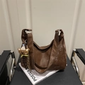 Borsa tote retrò marrone scuro in ecopelle lucida con ciondolo a forma di orso - Con Ciondolo / Marrone